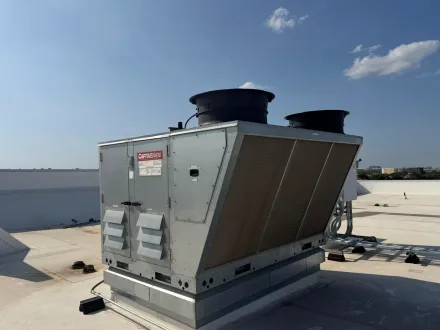 Trabajo real de MC Systems: unidad de azotea en un techo comercial de Austin