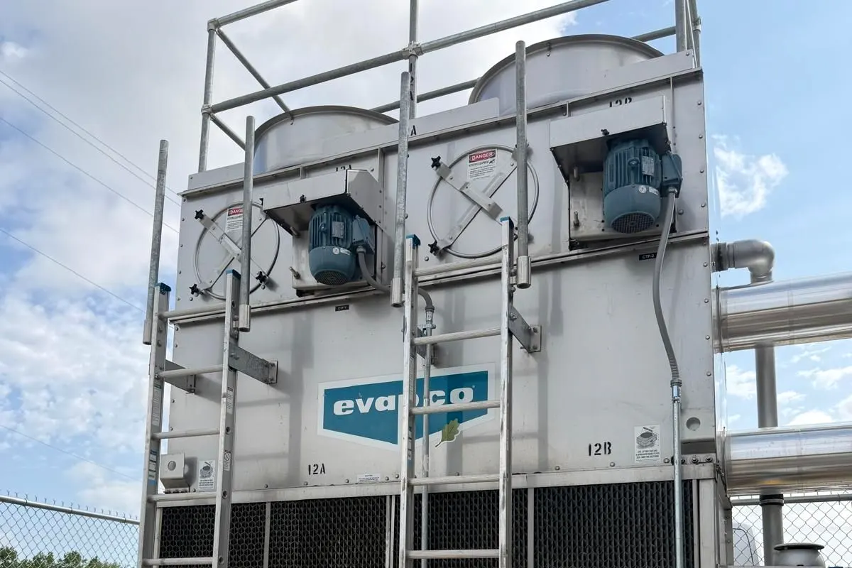 Torre de enfriamiento comercial con servicio de MC Systems en Austin, Texas